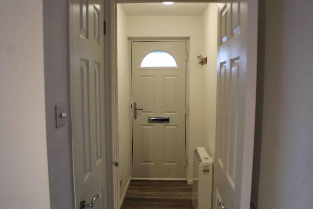 Modern Studio Apartment With Parking Chatham  Exterior photo