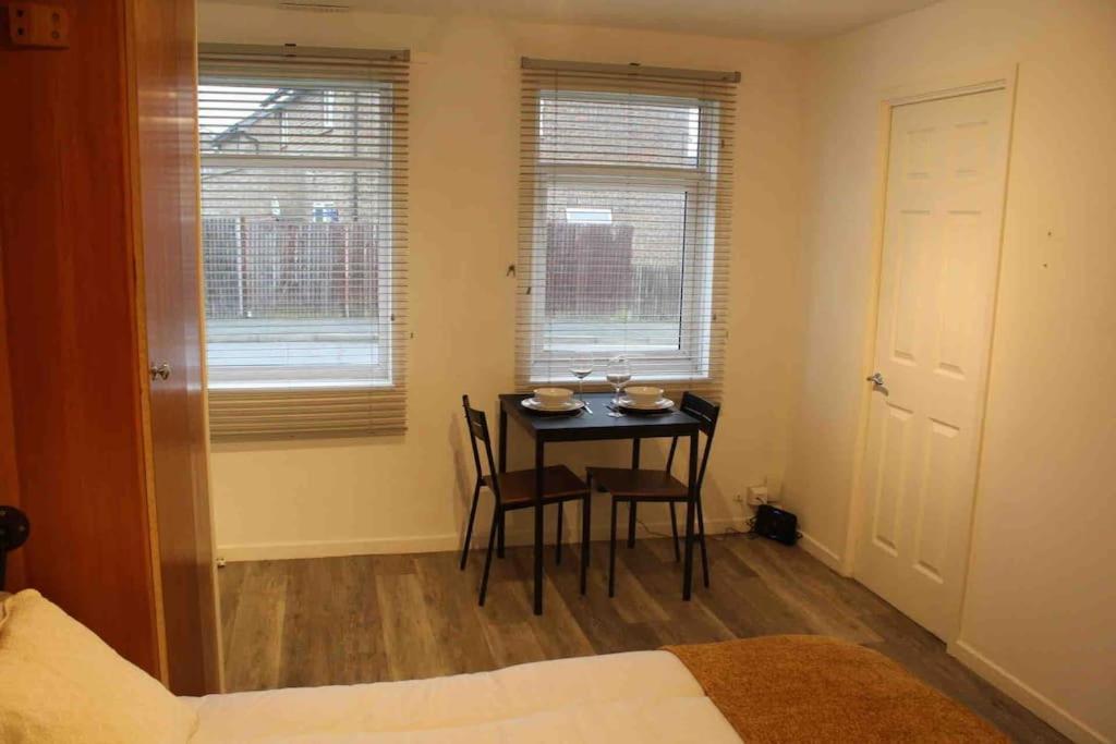 Modern Studio Apartment With Parking Chatham  Exterior photo