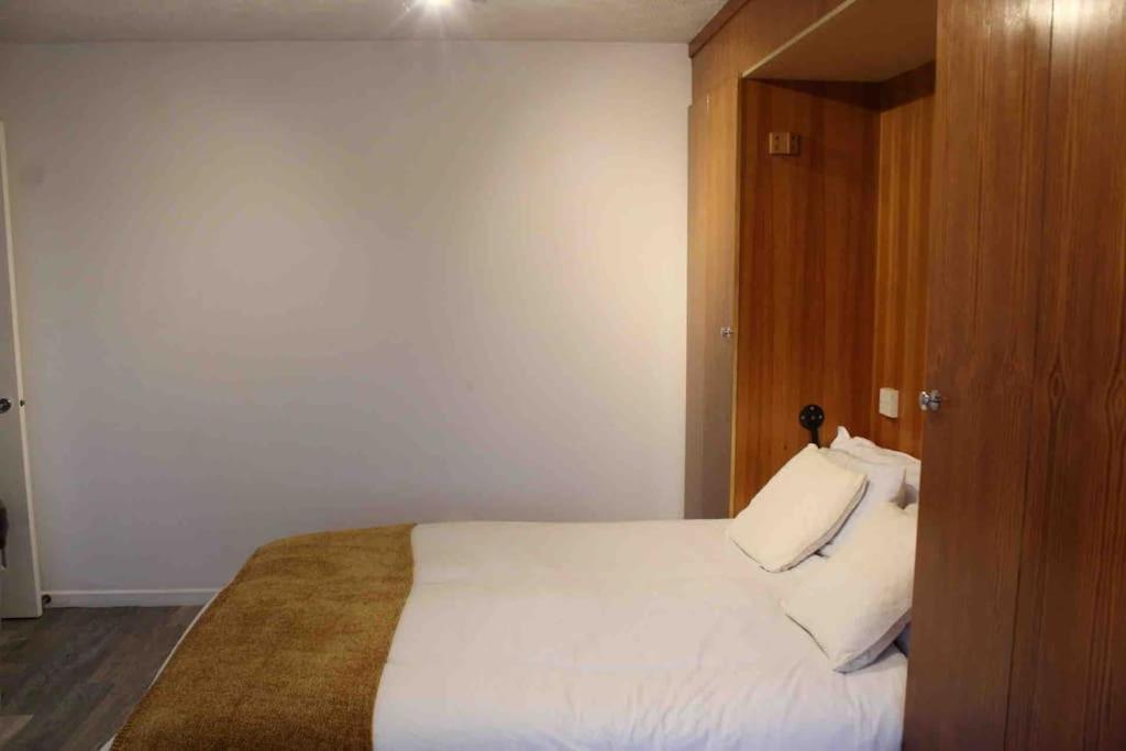 Modern Studio Apartment With Parking Chatham  Exterior photo