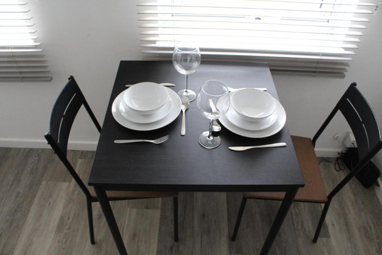 Modern Studio Apartment With Parking Chatham  Exterior photo